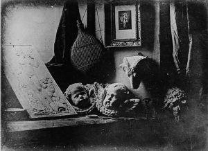 L’Atelier de l'artiste : un daguerréotype de 1837, réalisé par l’inventeur de ce procédé photographique, Louis Jacques Mandé Daguerre (1787-1851).