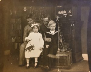 harriet-boyd-hawes-mary-nesbit-hawes-alexander-boyd-hawes-charles-henry-hawes-circa-1915-photog-unknown