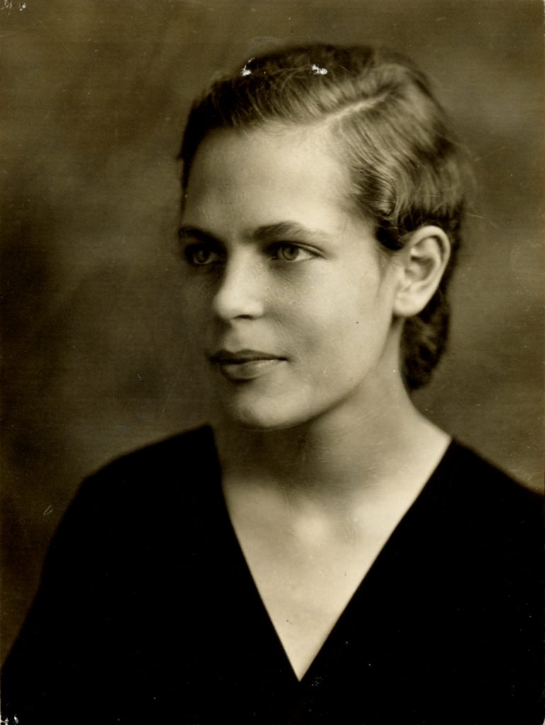 Marjory Rodgers Wright, shown in a waist-up shot, wears a black top with her hair tied up and pinned. Llamarada 1932.